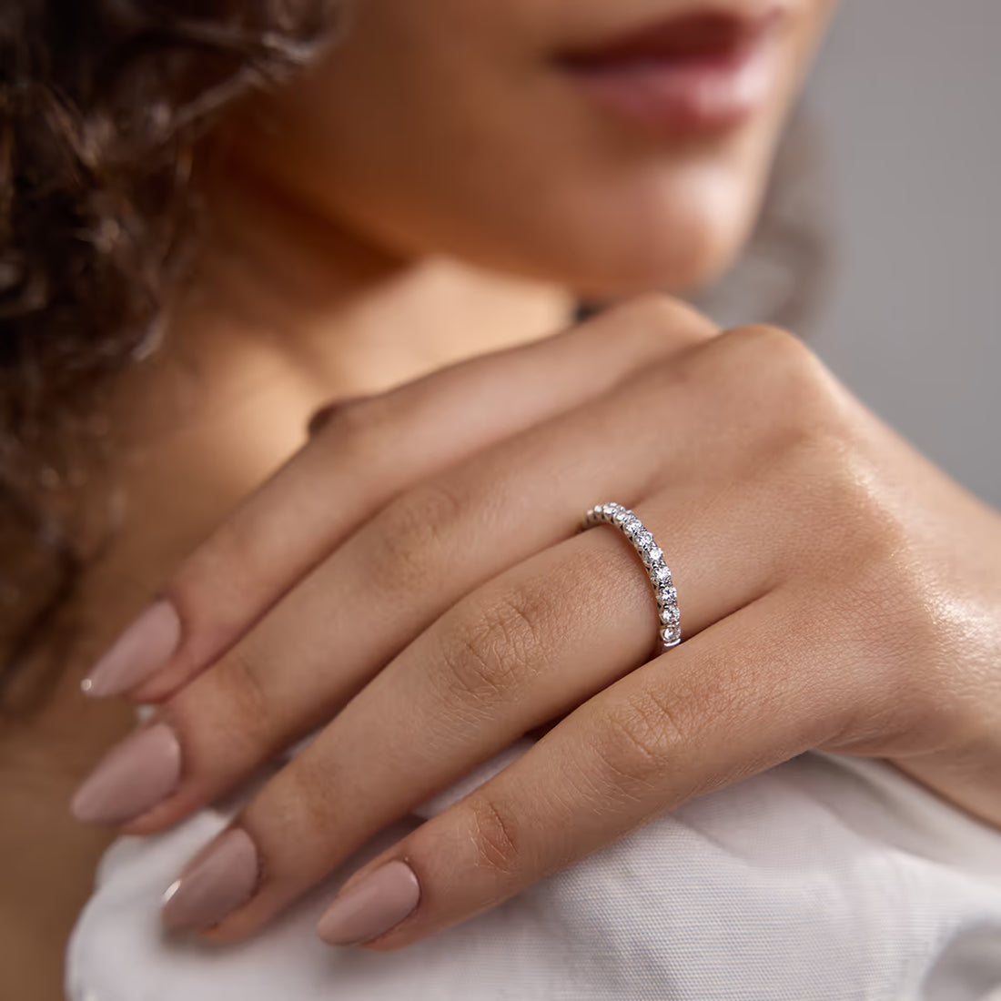 Platina Aure Round Lab-Grown Diamond Prong Set Wedding Band
