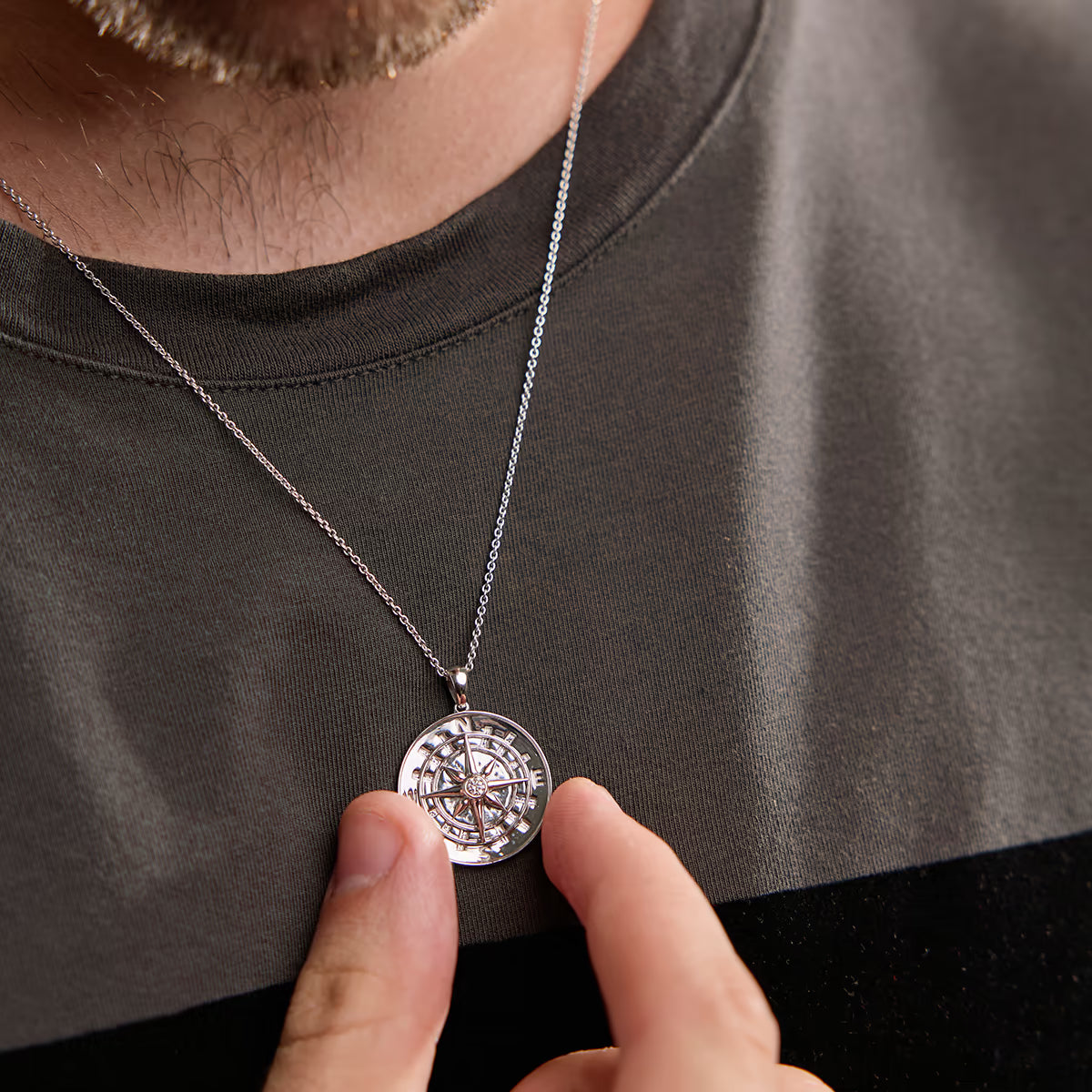 Diamond Compass Necklace in Gold – Symbolic Jewelry